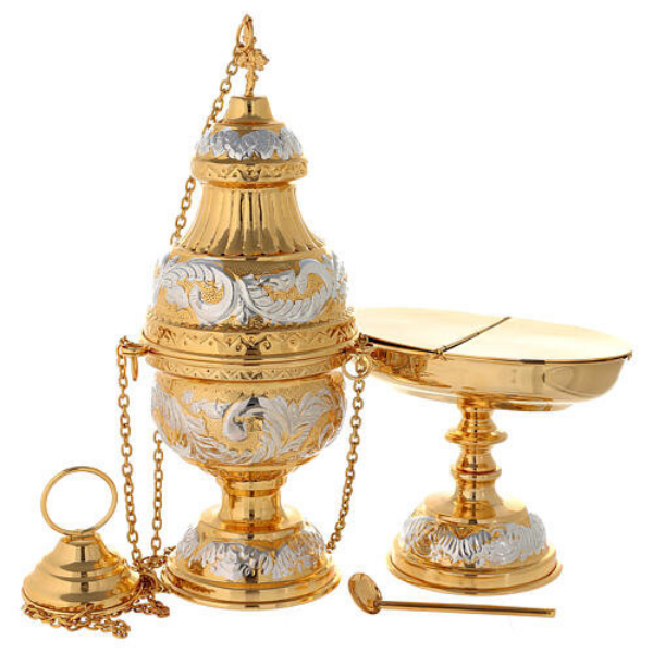 <br /><br /><br />Set composto da turibolo navetta e cucchiaio in ottone dorato