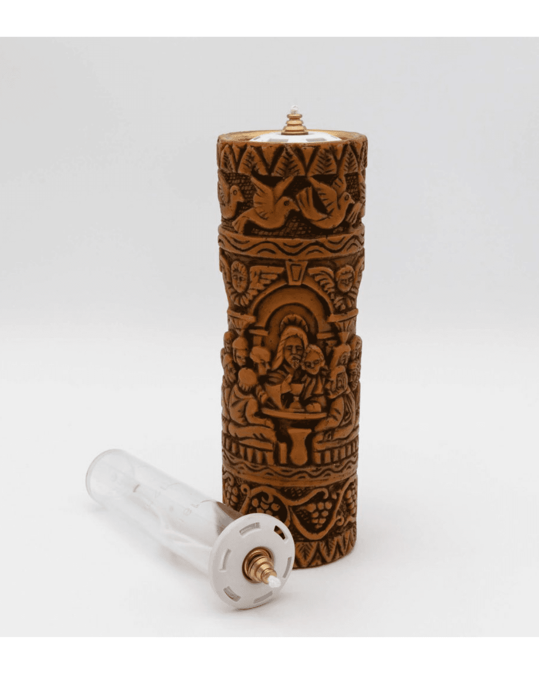 Candela da altare a cera liquida “Cenacolo” – Decorata a rilievo – Ø75 × H225 mm